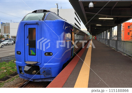 日本最北端の稚内駅と特急宗谷の風景(改札口方面) 日本最北端の稚内駅と特急宗谷の風景(改札口方面) 115188866