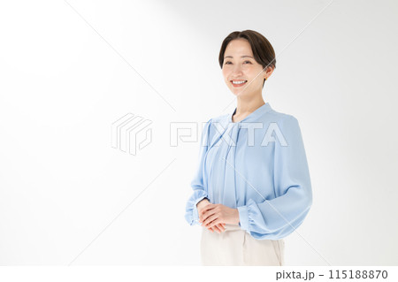 爽やかなミドル女性 115188870