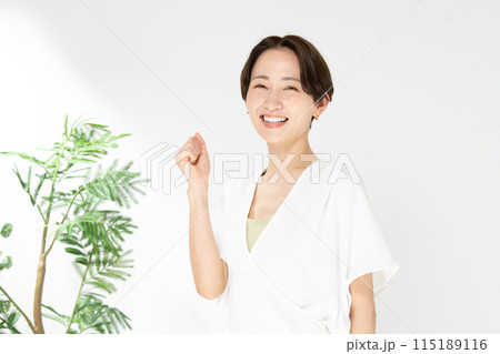 ガッツポーズをする女性 ガッツポーズをする女性 115189116