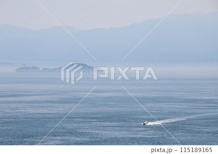 来島海峡大橋より望む燧灘に浮かぶ四国山地 来島海峡大橋より望む燧灘に浮かぶ四国山地 115189165