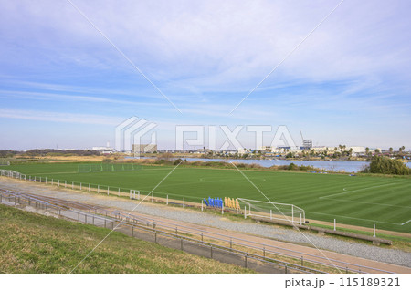 河川敷のサッカーグラウンド 115189321
