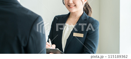 案内・カウンセリングするビジネスウーマン・コンシェルジュ・受付の女性(レセプション・フロント) 案内・カウンセリングするビジネスウーマン・コンシェルジュ・受付の女性(レセプション・フロント) 115189362