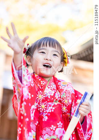 はしゃぐ七五三の日の女の子 115189479
