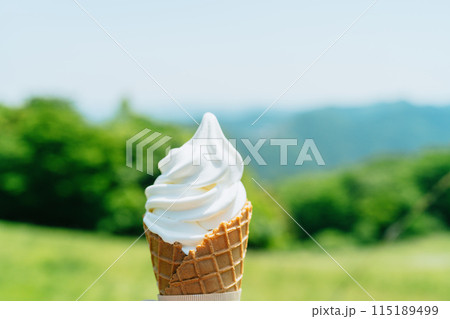 高原で食べるソフトクリーム　顔無し 115189499