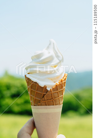高原で食べるソフトクリーム　顔無し 115189500