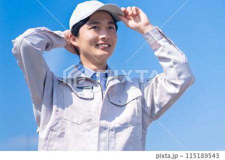 希望に満ちた若い男性エンジニア 希望に満ちた若い男性エンジニア 115189543