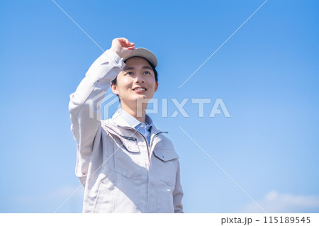 希望に満ちた若い男性エンジニア 希望に満ちた若い男性エンジニア 115189545