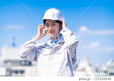 ヘルメット姿の若いエンジニア 115189548