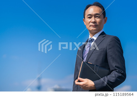 笑顔の爽やかミドルの男性ビジネスマン 115189564