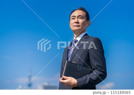 笑顔の爽やかミドルの男性ビジネスマン 115189565