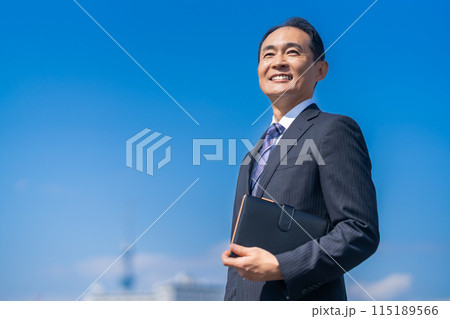 笑顔の爽やかミドルの男性ビジネスマン 115189566