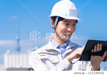 整備点検をする若い男性エンジニア 115189582