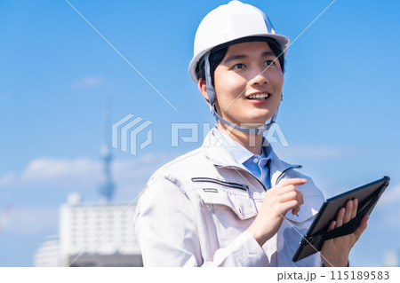 整備点検をする若い男性エンジニア 115189583