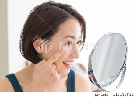 40代女性の目元ケア 115189810