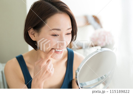 40代女性のキレイな歯ならび 115189822