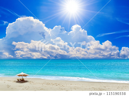 入道雲の綺麗な真夏の海とビーチパラソル 115190338