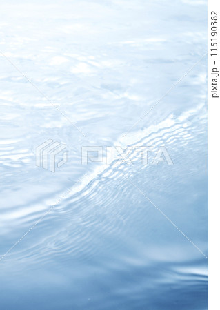 海のような波紋が出ている水面 115190382