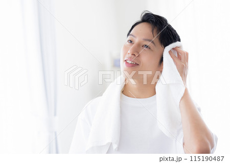 ビューティーイメージ　お風呂上がりにタオルで髪を拭く男性 115190487