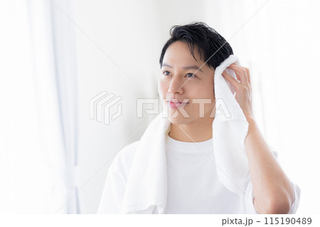 ビューティーイメージ　お風呂上がりにタオルで髪を拭く男性 115190489