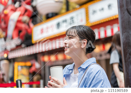 都会の繁華街で飲み物を持つ若くて可愛い女性|大阪観光イメージ|大阪府大阪市道頓堀商店街 都会の繁華街で飲み物を持つ若くて可愛い女性|大阪観光イメージ|大阪府大阪市道頓堀商店街 115190589
