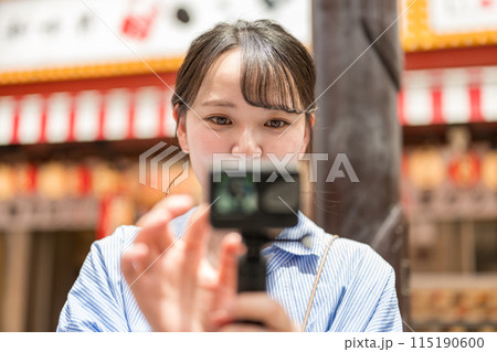 都会の繁華街で自撮り撮影をする若くて可愛い女性|大阪観光イメージ|大阪府大阪市道頓堀商店街 都会の繁華街で自撮り撮影をする若くて可愛い女性|大阪観光イメージ|大阪府大阪市道頓堀商店街 115190600