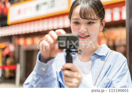 都会の繁華街で自撮り撮影をする若くて可愛い女性|大阪観光イメージ|大阪府大阪市道頓堀商店街 都会の繁華街で自撮り撮影をする若くて可愛い女性|大阪観光イメージ|大阪府大阪市道頓堀商店街 115190601