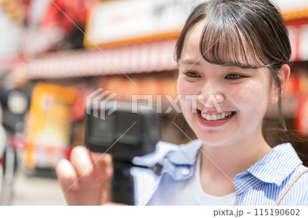 都会の繁華街で自撮り撮影をする若くて可愛い女性｜大阪観光イメージ｜大阪府大阪市道頓堀商店街 115190602