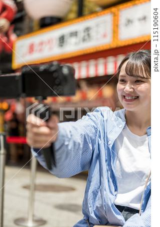 都会の繁華街で自撮り撮影をする若くて可愛い女性|大阪観光イメージ|大阪府大阪市道頓堀商店街 都会の繁華街で自撮り撮影をする若くて可愛い女性|大阪観光イメージ|大阪府大阪市道頓堀商店街 115190604