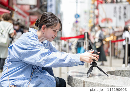 都会の繁華街で自撮り撮影をする若くて可愛い女性｜大阪観光イメージ｜大阪府大阪市道頓堀商店街 115190608