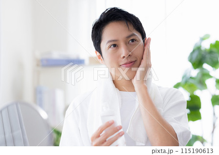 ビューティーイメージ　スキンケアをしている男性 115190613