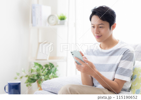 スマホを見ている男性 スマホを見ている男性 115190652