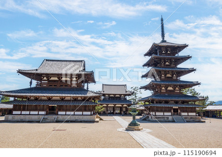 快晴の奈良、世界遺産・国宝の法隆寺の金堂と五重塔と中門 115190694