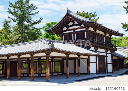 快晴の奈良、世界遺産・国宝の法隆寺の経蔵と廻廊 115190728