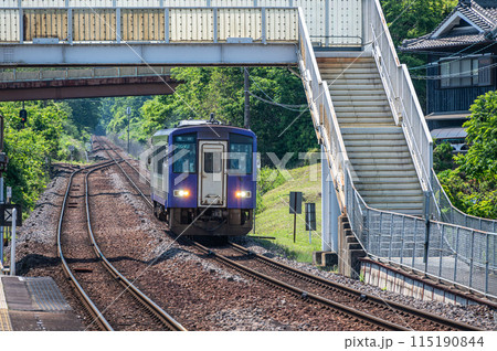 関西線月ケ瀬口駅到着の亀山行き列車　京都府南山城村 115190844