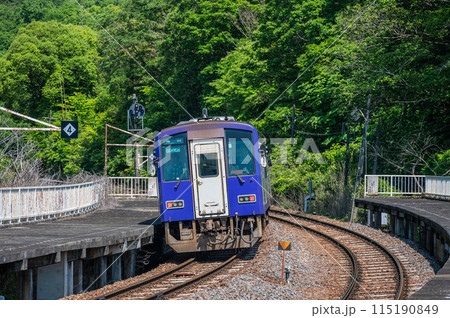 関西線月ケ瀬口駅を発車する亀山行き列車 京都府南山城村 関西線月ケ瀬口駅を発車する亀山行き列車 京都府南山城村 115190849