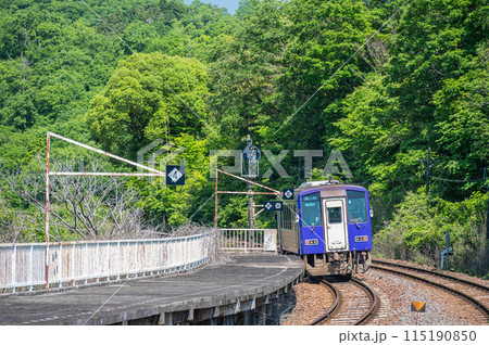 関西線月ケ瀬口駅を発車する亀山行き列車 京都府南山城村 関西線月ケ瀬口駅を発車する亀山行き列車 京都府南山城村 115190850