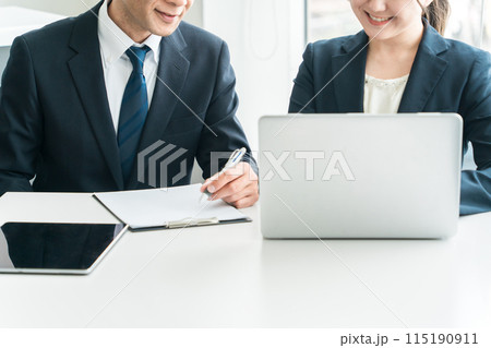 会議・ミーティング・打ち合わせをする男女(研修・教育) 会議・ミーティング・打ち合わせをする男女(研修・教育) 115190911