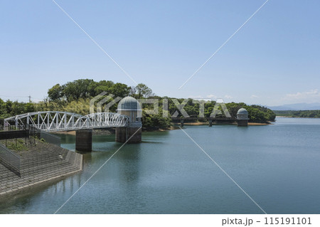 歴史的建造物に指定された多摩湖の二つの取水塔 115191101