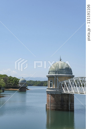 歴史的建造物に指定された多摩湖の二つの取水塔 歴史的建造物に指定された多摩湖の二つの取水塔 115191106