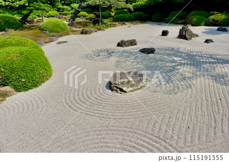 砂紋のある日本庭園 枯山水の写真素材 [115191355] - PIXTA