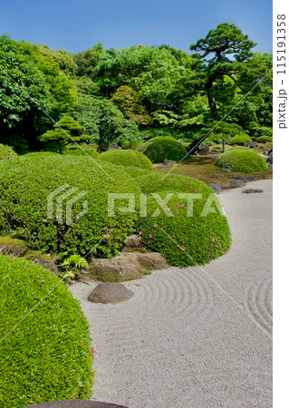 砂紋のある日本庭園　枯山水 115191358