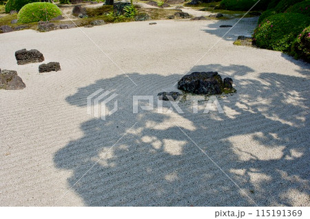 砂紋のある日本庭園 枯山水 砂紋のある日本庭園 枯山水 115191369