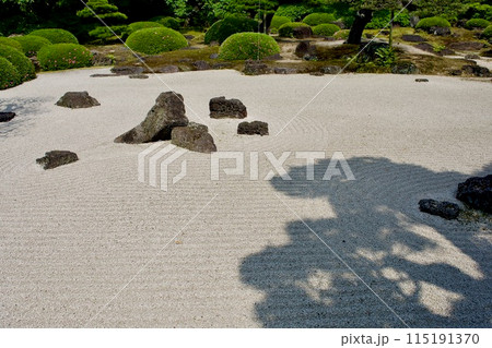 砂紋のある日本庭園　枯山水 115191370