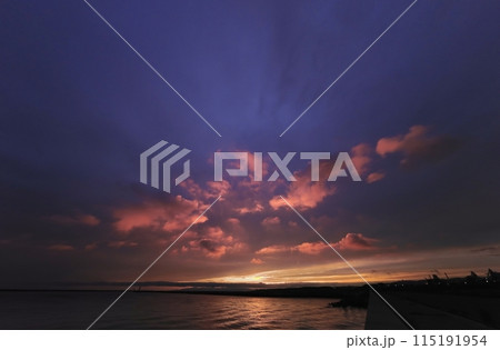 空一面を覆う雲と不気味な夕焼け・春・超広角・空主体・240531pm 空一面を覆う雲と不気味な夕焼け・春・超広角・空主体・240531pm 115191954