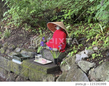 傘を被ったお地蔵さん 115191999