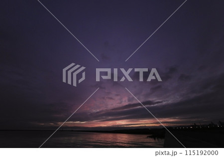 曇に覆われた不気味な夕空・春・超広角・空主体・240531pm 115192000