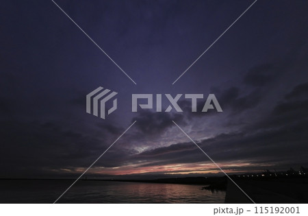 曇に覆われた不気味な夕空・春・超広角・空主体・240531pm 曇に覆われた不気味な夕空・春・超広角・空主体・240531pm 115192001