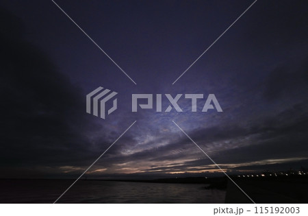 曇に覆われた不気味な夕空・春・超広角・空主体・240531pm 115192003