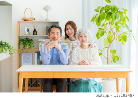 リビングでくつろぐ親子 115192487