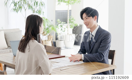 訪問営業をするビジネスマン 115192609